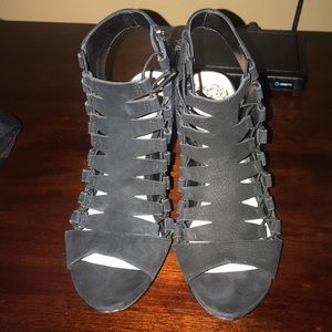 Short heel ankle shoe